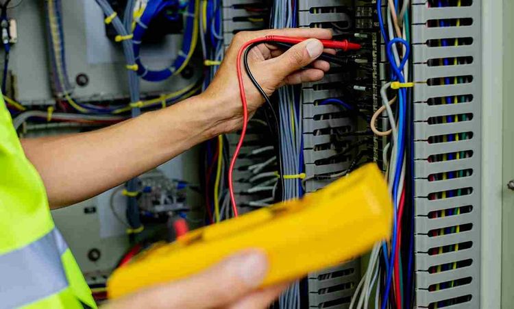 Difference Between an Electrical Contractor & an Electrician